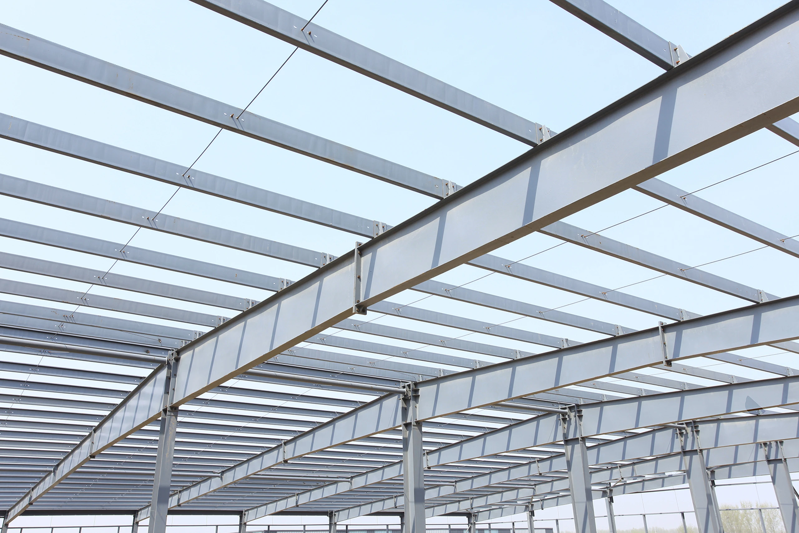 VÝROBA A MONTÁŽ OCELOVÝCH KONSTRUKCÍ A HAL